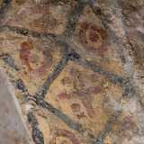 Al centro delle figure vi sono infine alcune croci, triangoli e vari cerchi a carattere simbolico